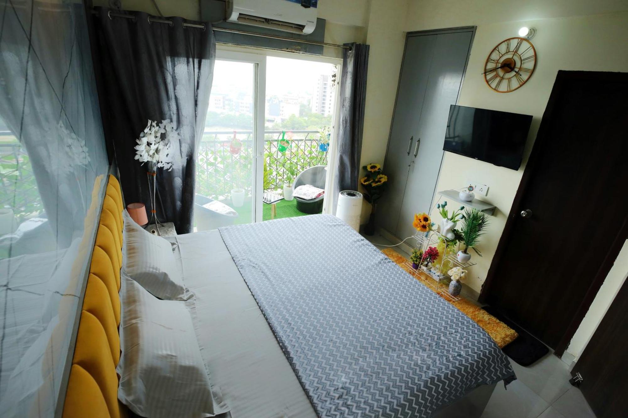 Taj Elysium Apartment *
